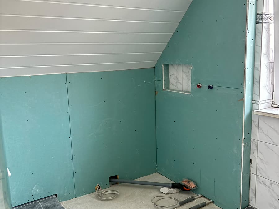 Badsanierung mit grünen Feuchtraumplatten vor der Endmontage