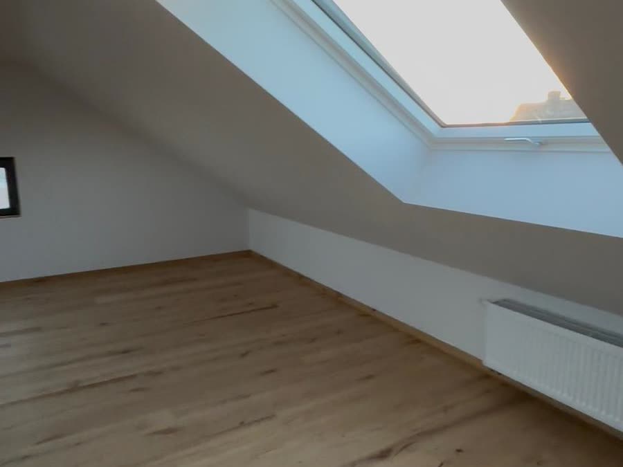 Fertig ausgebauter Dachraum mit verkleidetem Dachfenster
