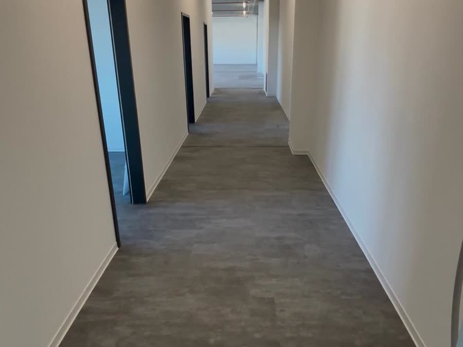 Fertiggestellter Gewerbekorridor mit neuem Bodenbelag
