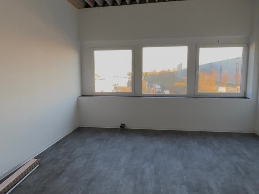 Sanierter Gewerberaum mit neuem Boden und offener Metalldecke