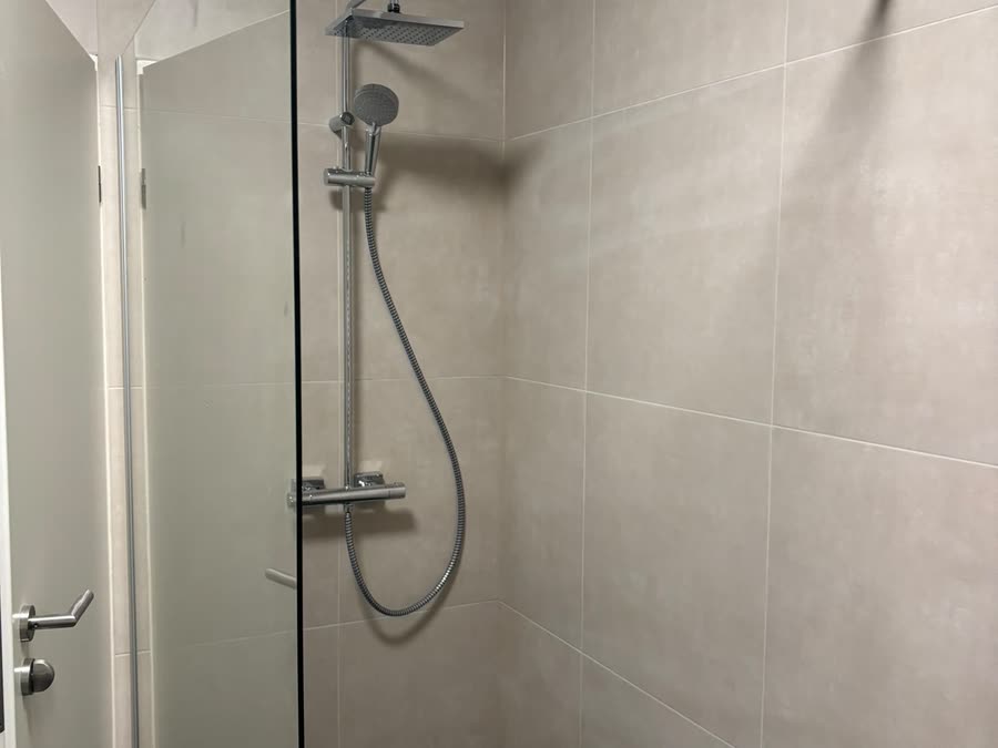 Fertiggestellte bodengleiche Dusche mit Glasabtrennung