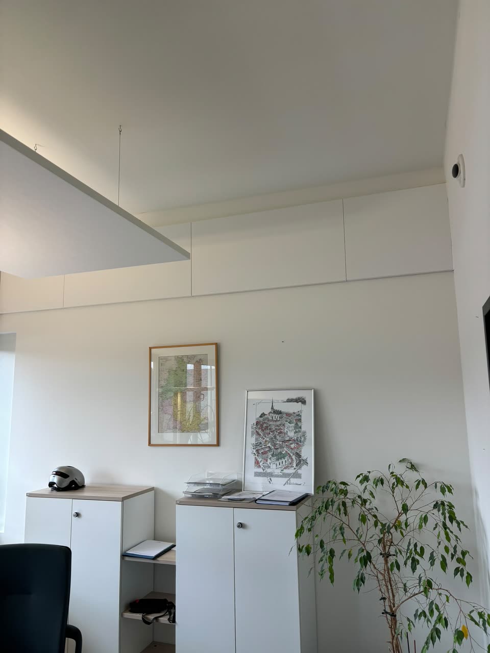 Sanierter Innenraum mit sauber ausgeführter Fensterlaibung und Deckenverkleidung